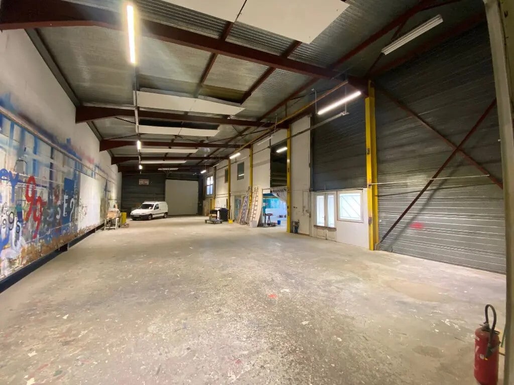 Location Entrepôt 725 m² - Photo 1