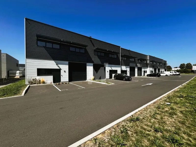 Light Industrial in Lieusaint to rent Building Photo- Image 1 of 12