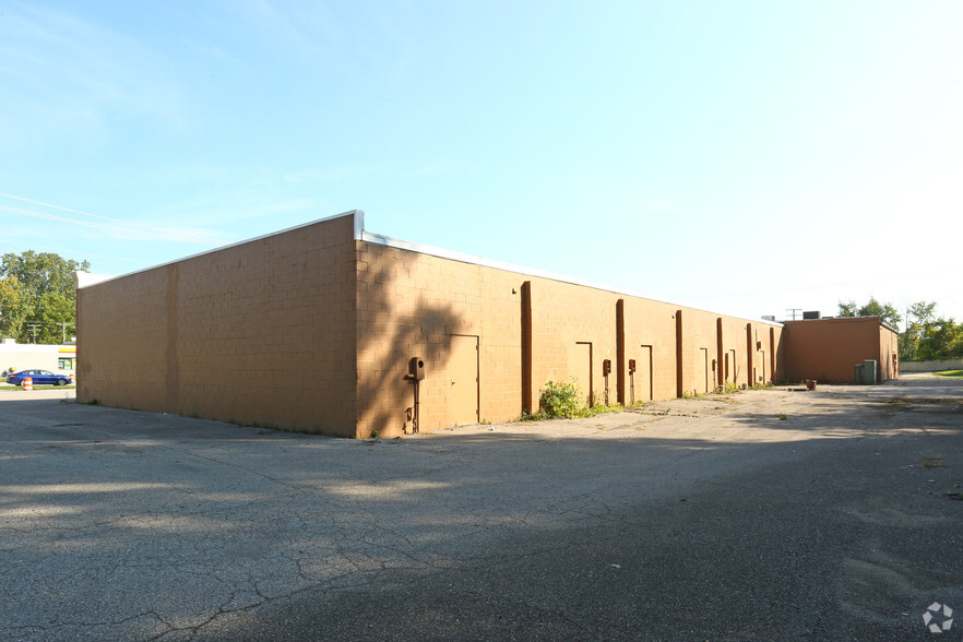 27427-27477 Eureka Rd, Romulus, MI for rent - Building Photo - Image 3 of 7