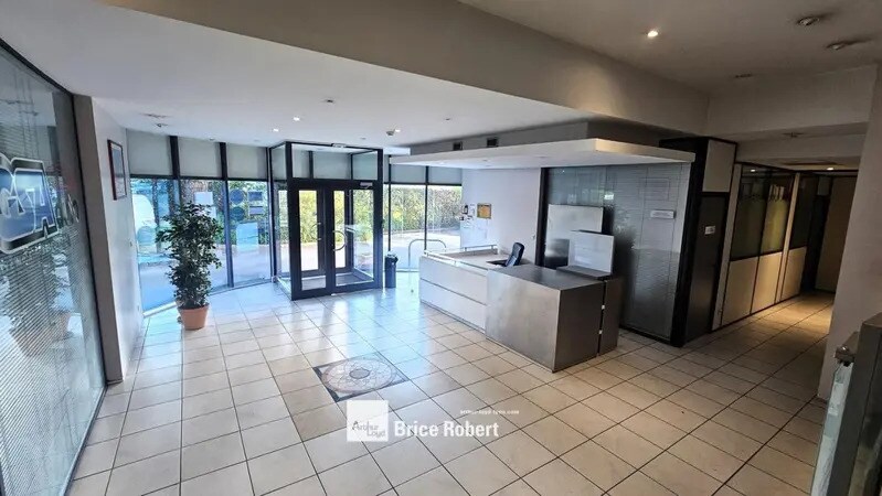 Office in Vaulx-en-Velin to rent - Lobby - Image 2 of 6