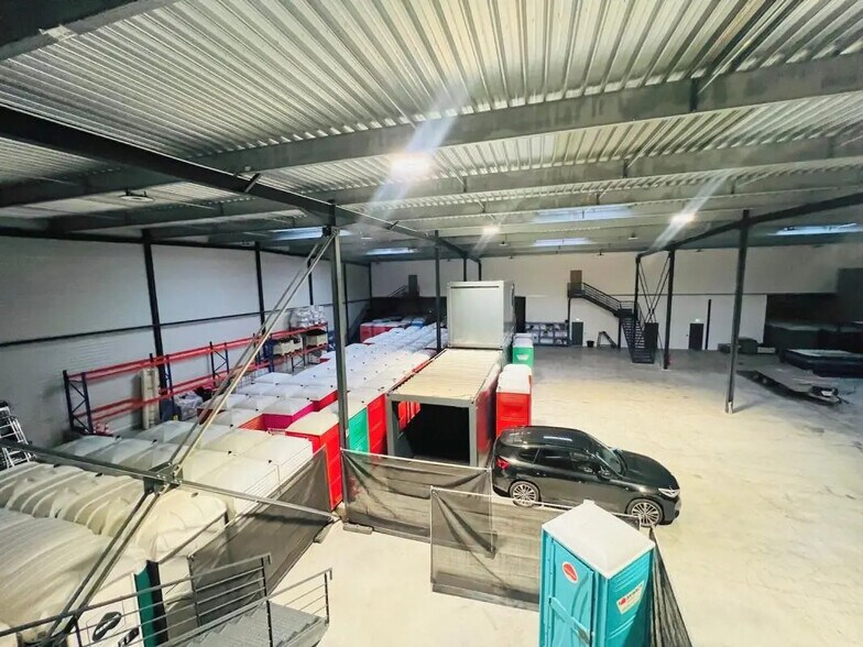 Light Industrial in Buc to rent - Building Photo - Image 3 of 14