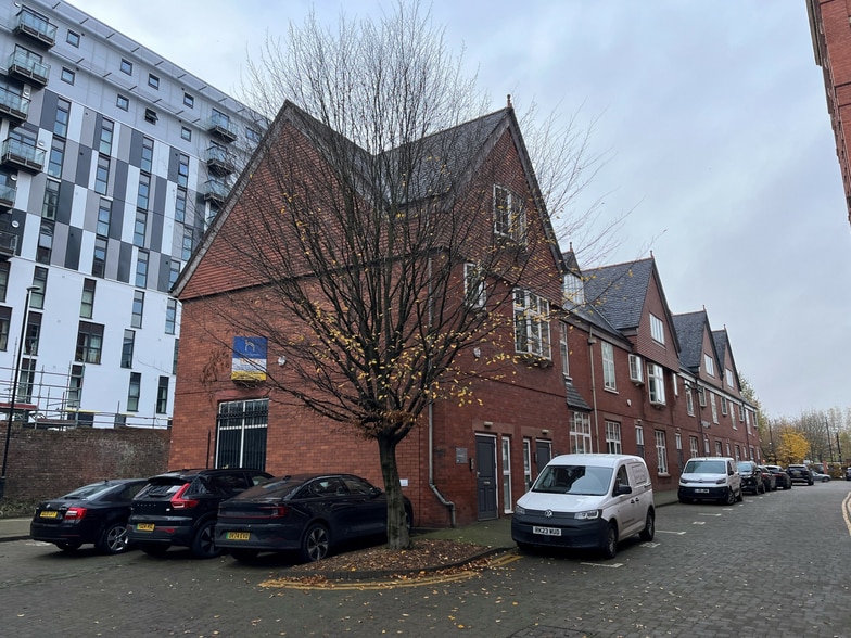Trinity Way, Manchester to rent - Building Photo - Image 2 of 9