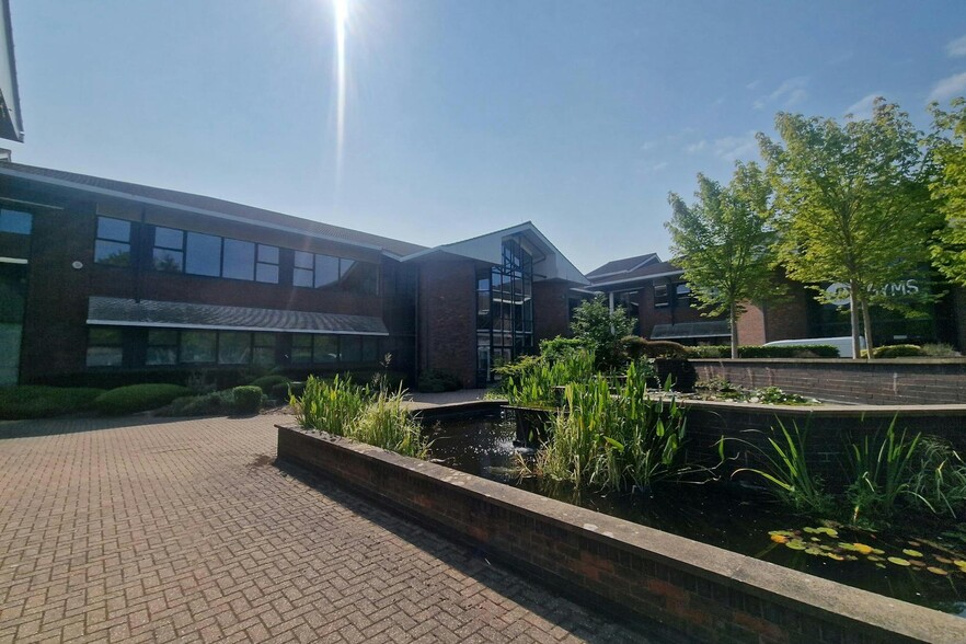 Jays Clos, Basingstoke to rent - Building Photo - Image 3 of 5