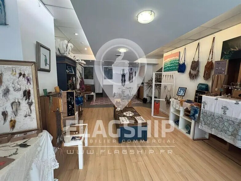 Retail in Suresnes to rent - Interior Photo - Image 3 of 7