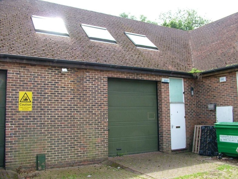 Tanners Ct, Brockham to rent - Primary Photo - Image 1 of 10