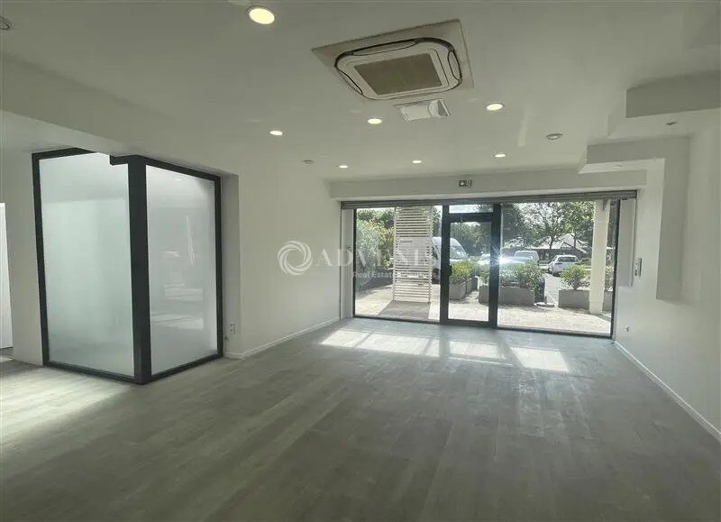 Retail in Tremblay-en-France to rent - Interior Photo - Image 2 of 8