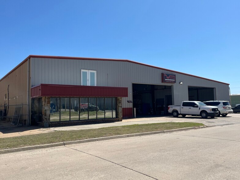 702 Overhead Dr, Oklahoma City, OK for sale - Building Photo - Image 1 of 1