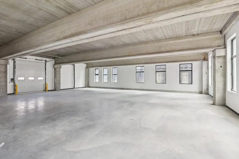 Industrial in Nanterre to rent - Building Photo - Image 3 of 59