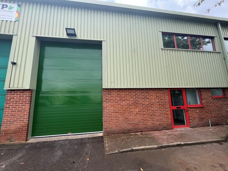 Primrose Hl, Kings Langley to rent - Building Photo - Image 1 of 5