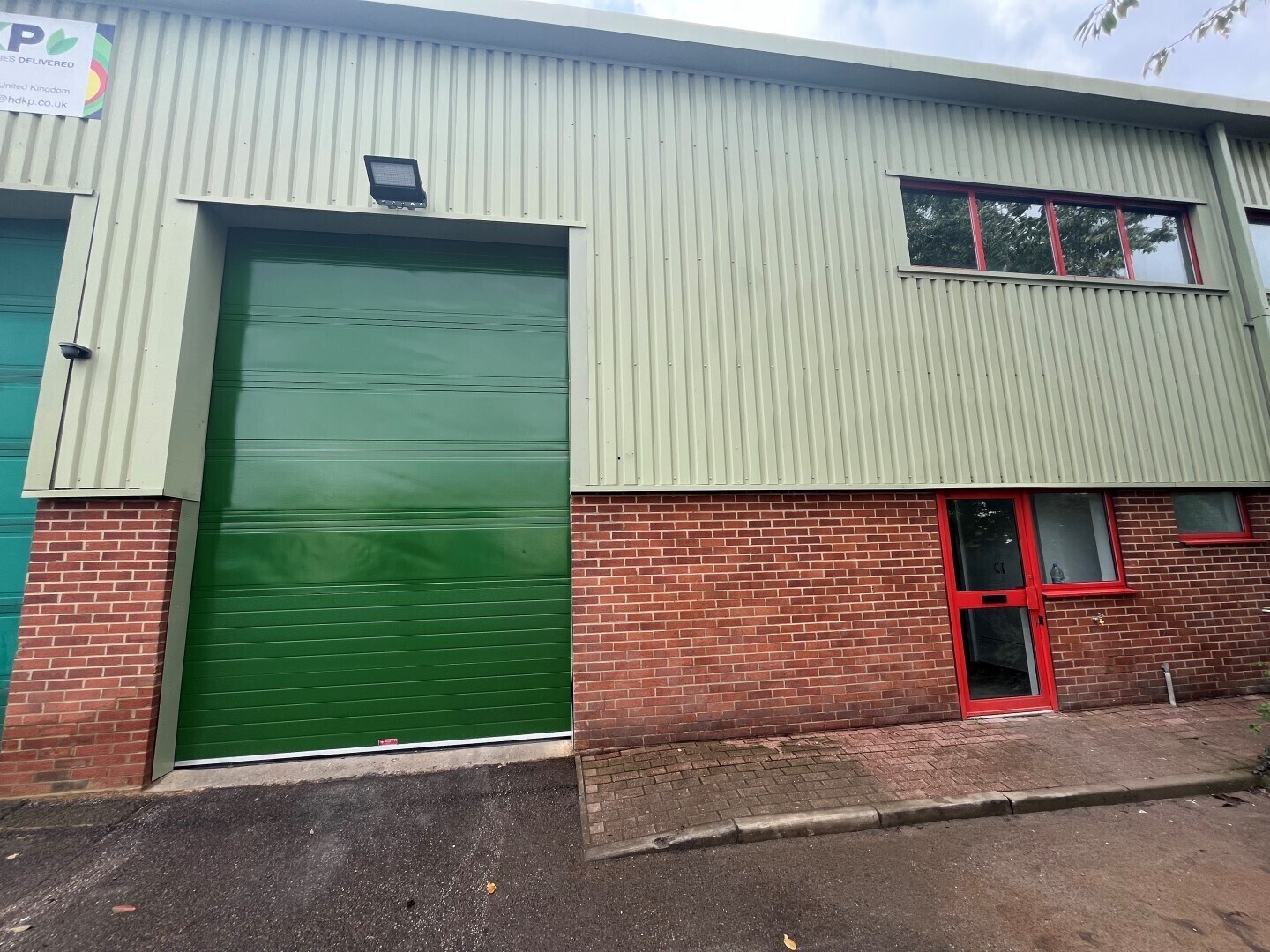Primrose Hl, Kings Langley to rent Building Photo- Image 1 of 6