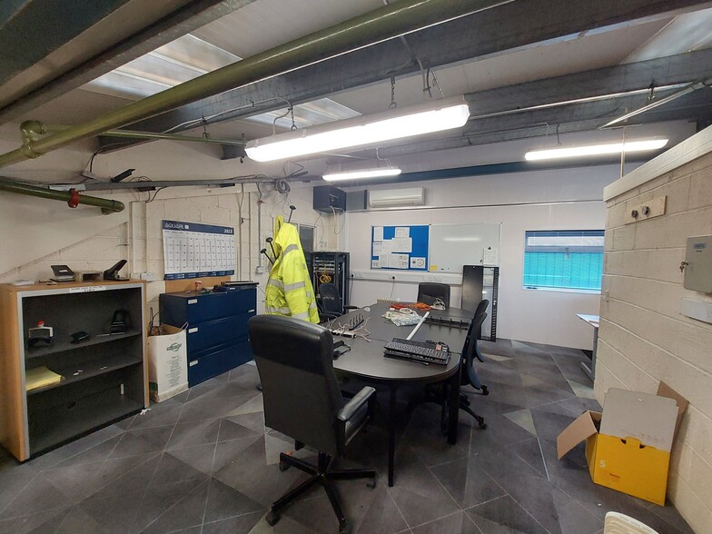 33 Ladeside Gdns, Kilbirnie to rent - Building Photo - Image 3 of 5