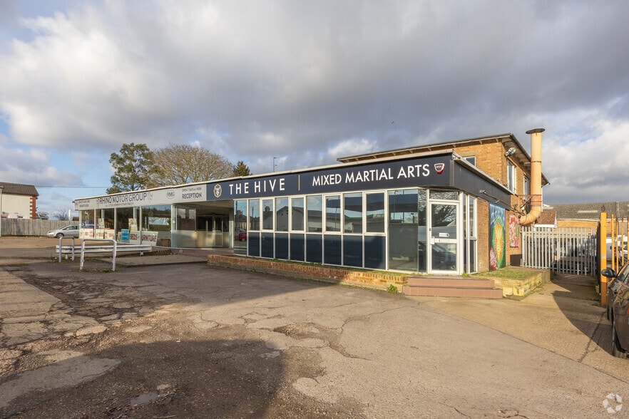 28 Burton Rd, Finedon for sale - Primary Photo - Image 1 of 1