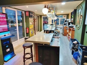 Retail in Alicante, Alicante to rent Interior Photo- Image 2 of 4