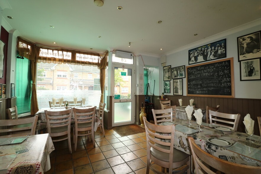 28 Milton Rd, Westcliff On Sea to rent - Interior Photo - Image 2 of 8