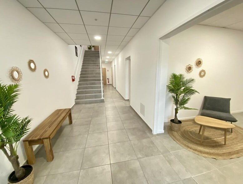 Light Industrial in Saint-Priest for sale - Lobby - Image 1 of 9