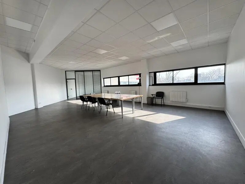 Office in Saint-Denis to rent Building Photo- Image 1 of 14