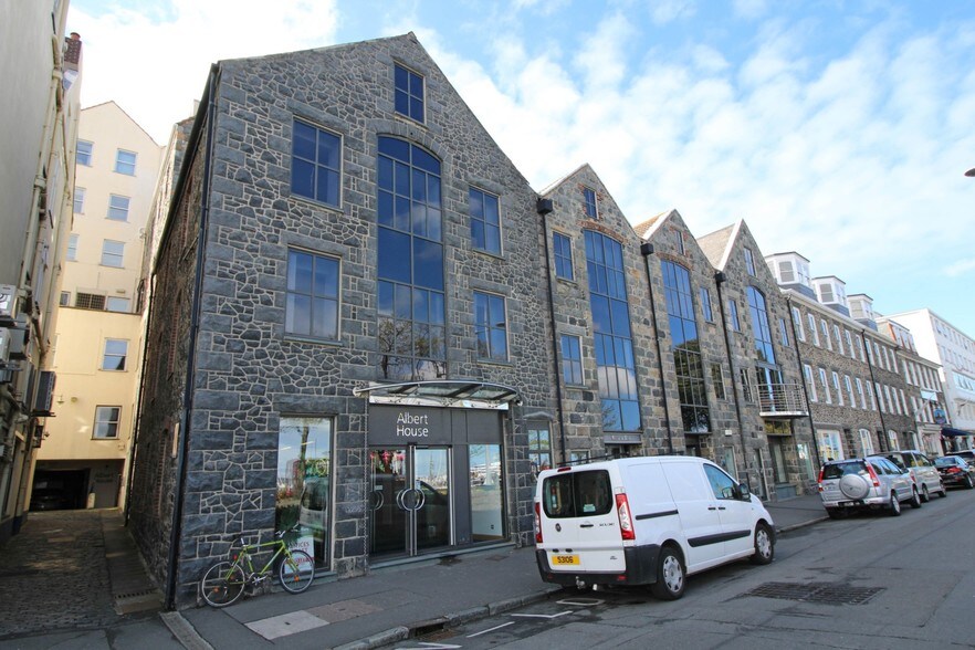 South Esplanade, Guernsey to rent - Building Photo - Image 2 of 2