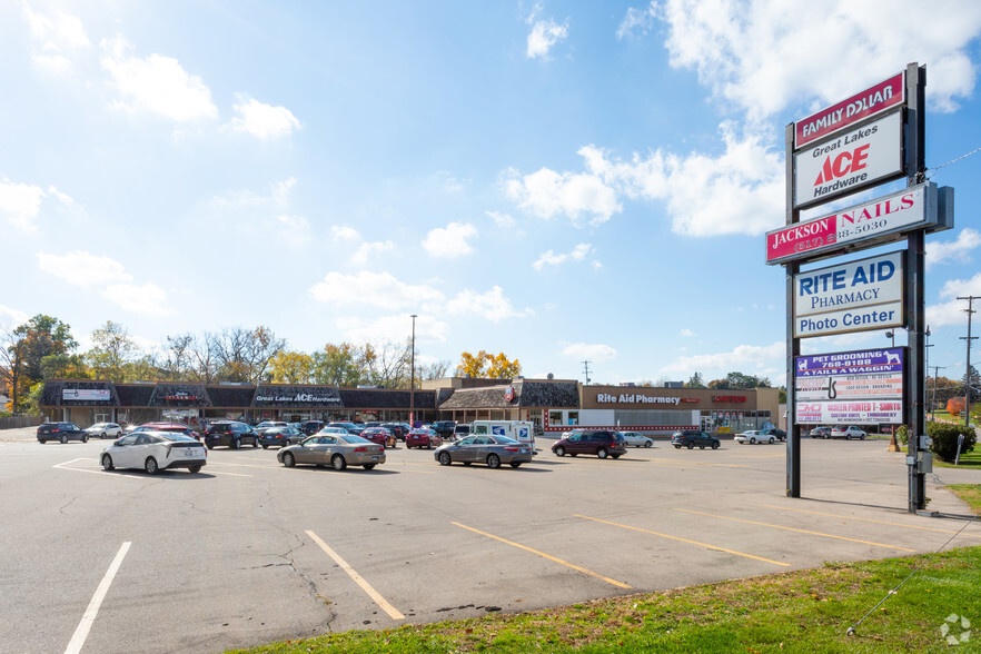 1701-1733 Spring Arbor Rd, Jackson, MI for rent - Building Photo - Image 3 of 5