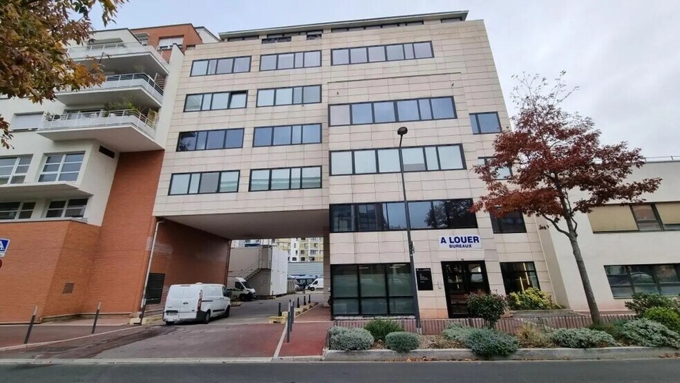 16 Rue Jean Jacques Rousseau, Issy-les-Moulineaux to rent - Building Photo - Image 1 of 13