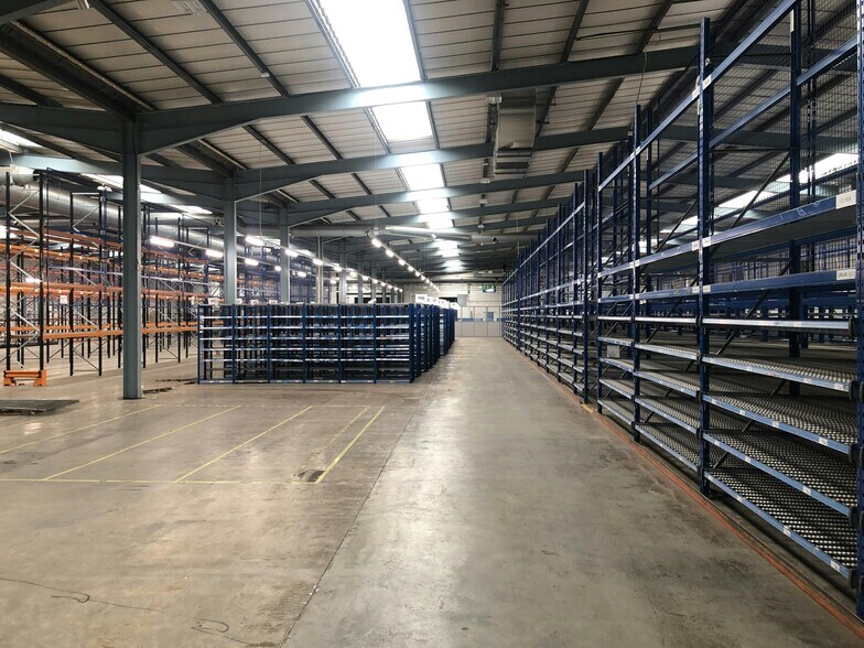 1 Cavalry Hl, Weedon to rent - Building Photo - Image 2 of 4