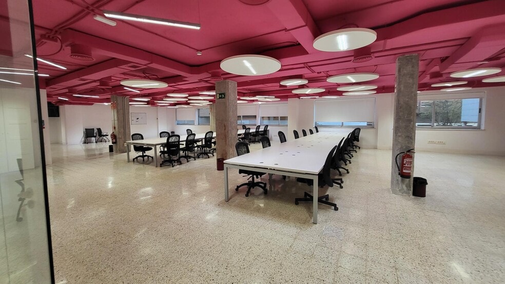 Office in Madrid, Madrid to rent - Building Photo - Image 2 of 3