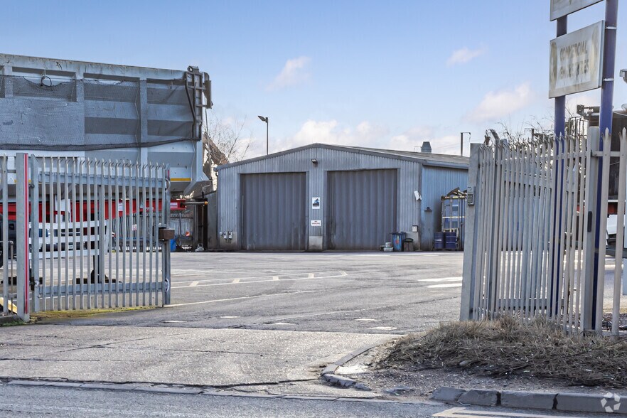 Oliver Clos, Grays to rent - Building Photo - Image 2 of 3