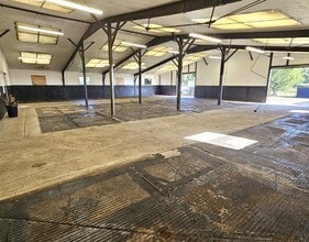 Woodhall Ln, Shenley to rent Interior Photo- Image 2 of 4