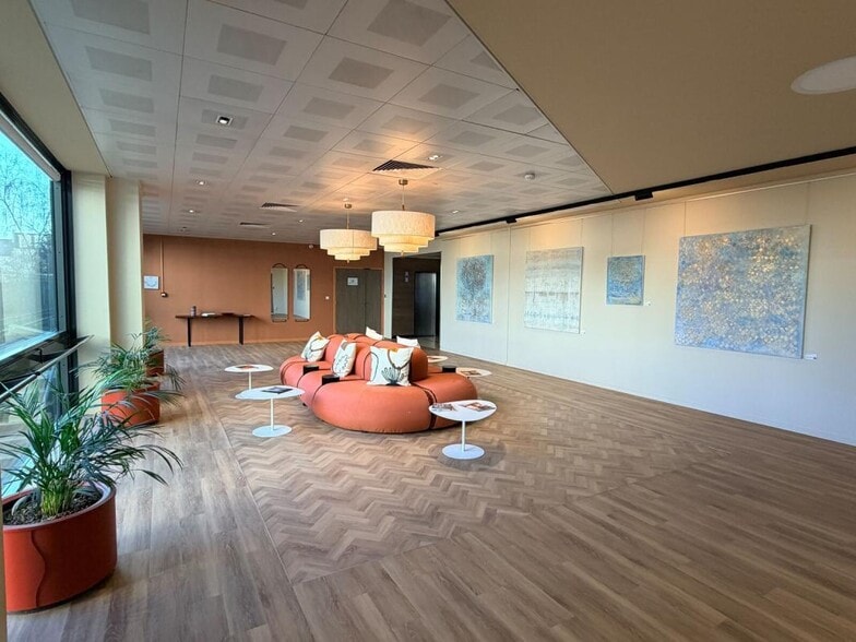 2-6 Place Du General De Gaulle, Antony to rent - Building Photo - Image 3 of 15