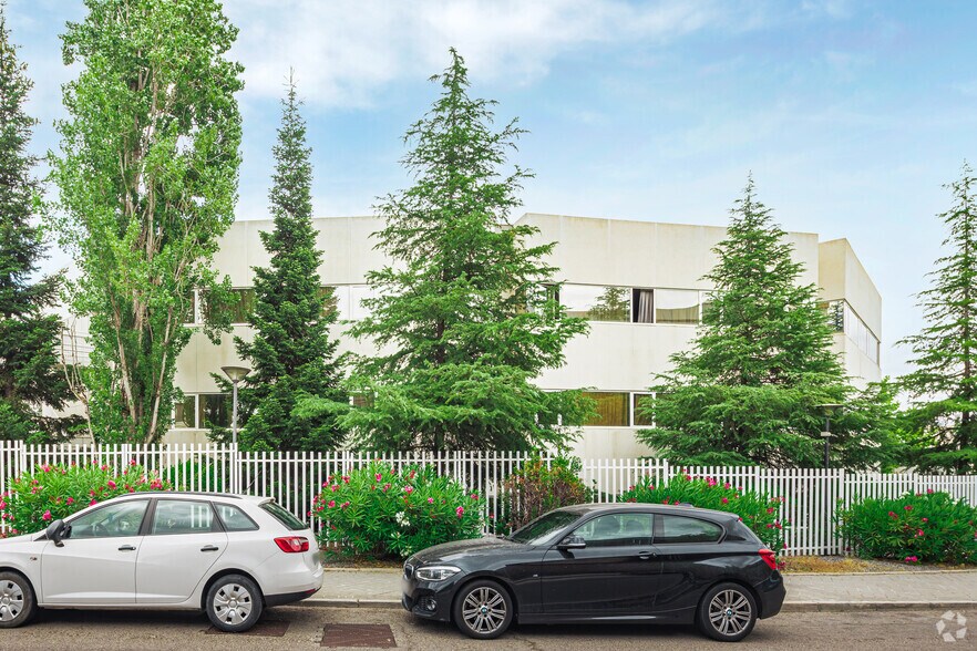 Ronda Poniente, 2, Tres Cantos, Madrid to rent - Building Photo - Image 2 of 5