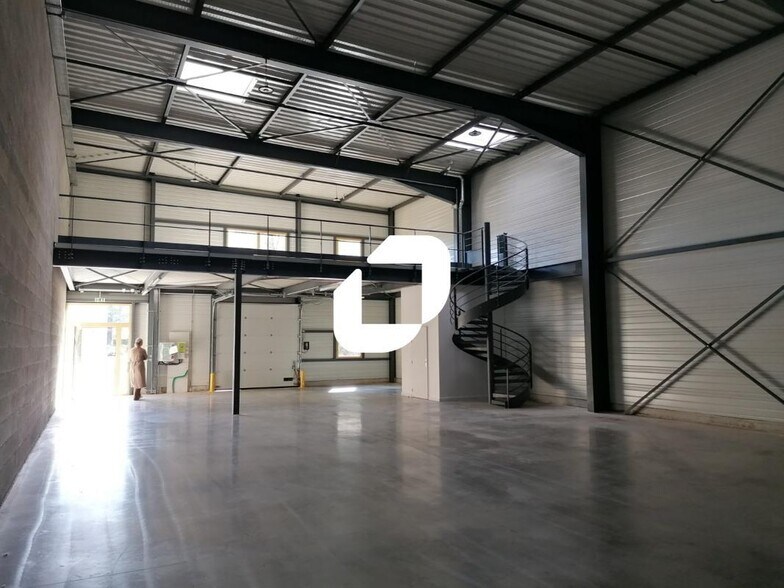 Light Industrial in Saint-Genis-Laval for sale - Building Photo - Image 2 of 16
