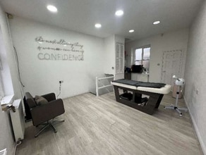 402 Bradford Rd, Batley to rent Interior Photo- Image 1 of 2