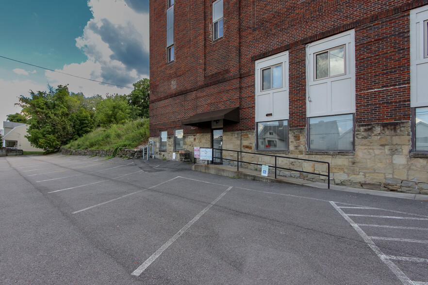 1352 5th Ave, Coraopolis, PA for rent - Building Photo - Image 3 of 12