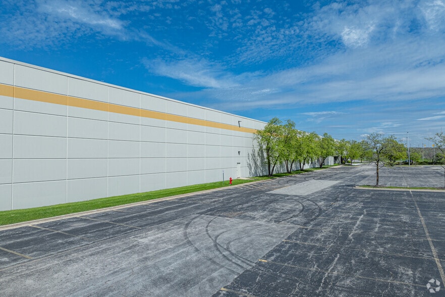 200 N Gary Ave, Roselle, IL to rent - Building Photo - Image 3 of 5