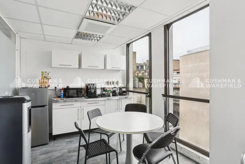 Office in Neuilly-sur-Seine to rent - Interior Photo - Image 2 of 13