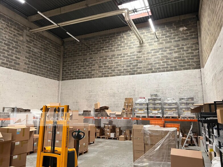 Light Industrial in Osny to rent - Interior Photo - Image 3 of 8