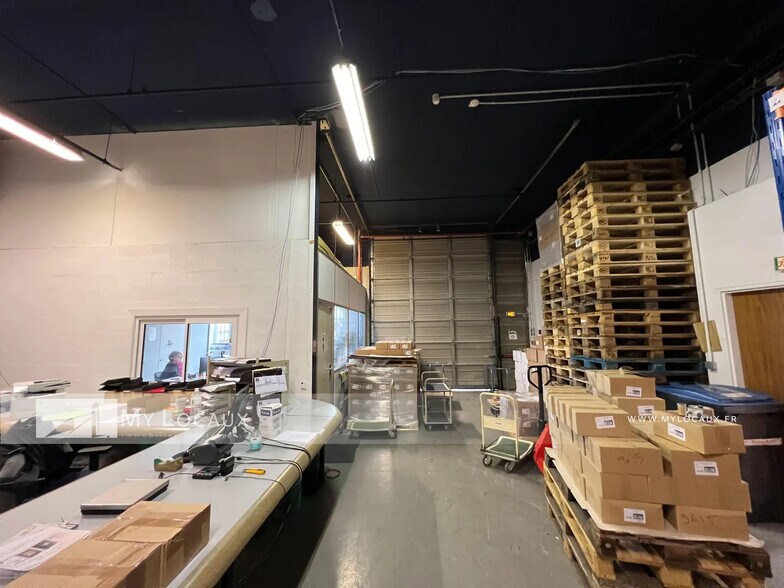Light Industrial in Nanterre to rent - Interior Photo - Image 3 of 6