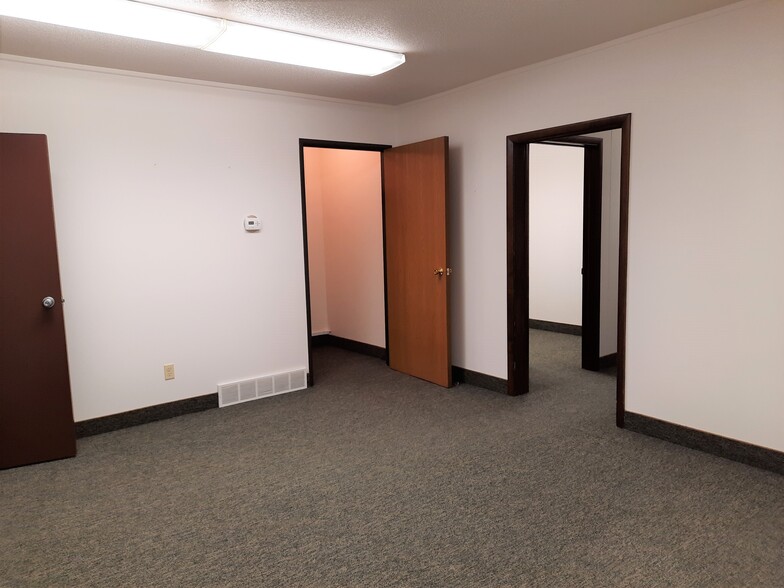 5140 State St, Saginaw, MI for rent - Interior Photo - Image 2 of 17