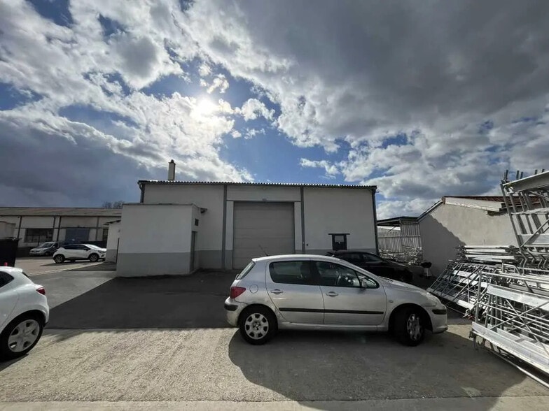 102 Rue Fleury Jay, GRIGNY-SUR-RHÔNE to rent - Building Photo - Image 3 of 8