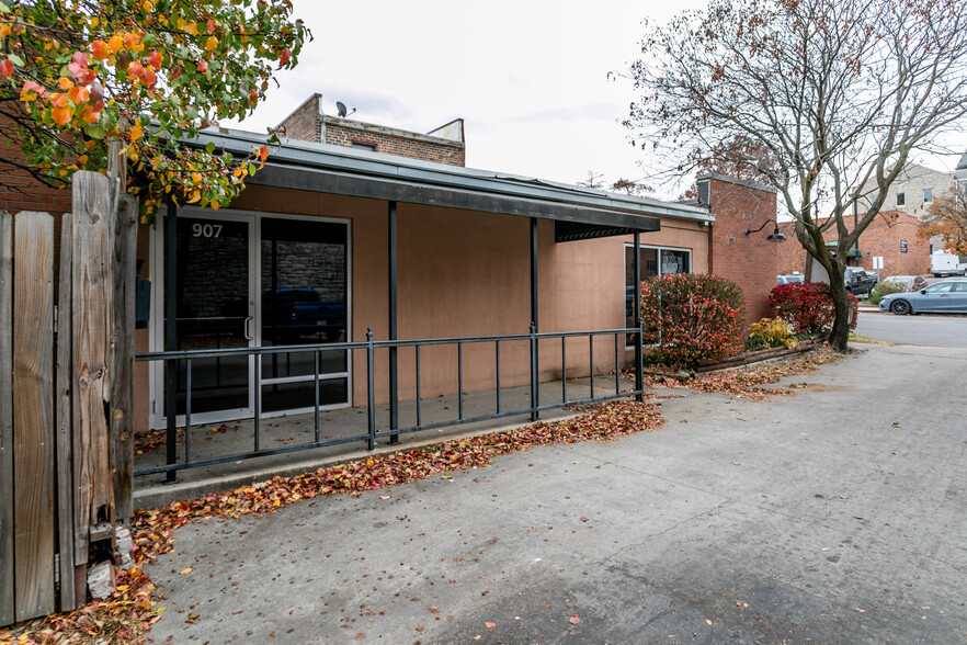 907 E Ash St, Columbia, MO for rent - Interior Photo - Image 2 of 19