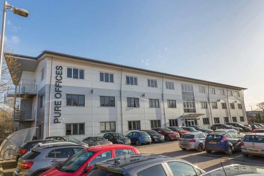 Plato Clos, Warwick to rent - Building Photo - Image 1 of 12