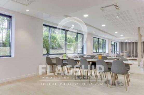 Office in Saint-Denis to rent - Interior Photo - Image 1 of 2