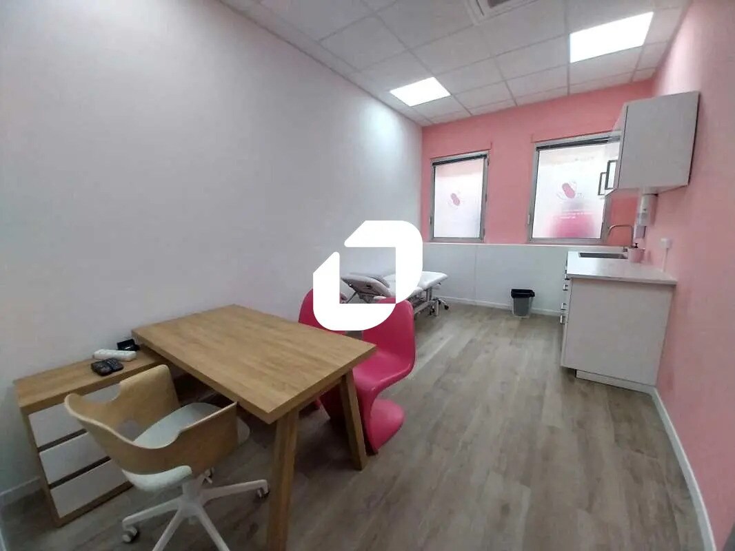 1-10 Place Charles De Gaulle, Montigny-le-Bretonneux to rent Interior Photo- Image 1 of 37