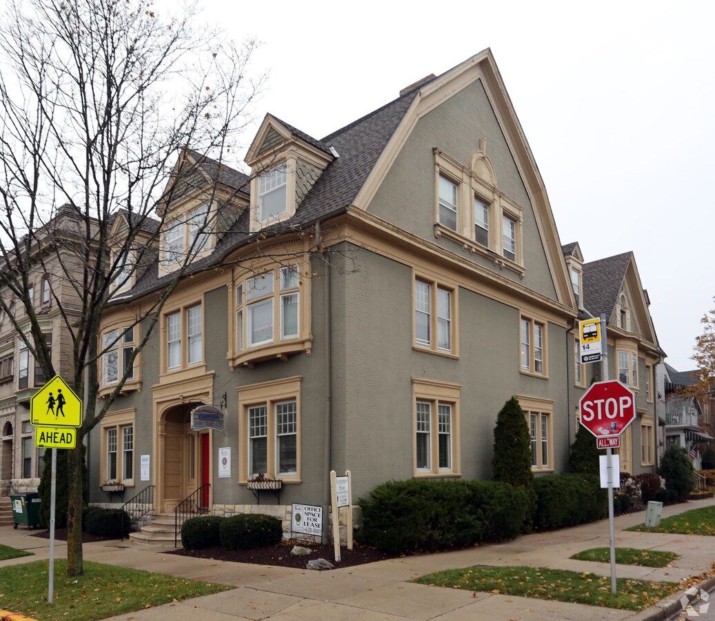 930 E Knapp St, Milwaukee 53202 UK