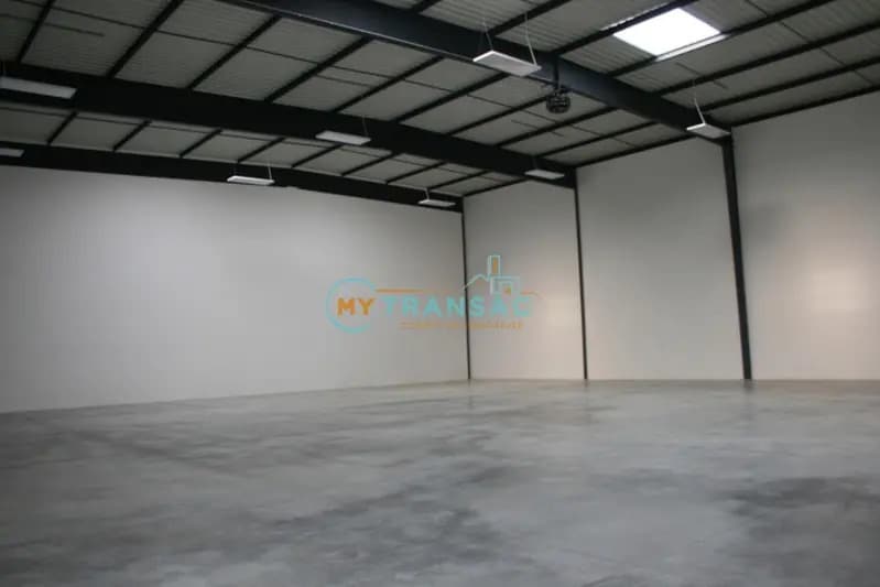 Light Industrial in Lieusaint to rent Interior Photo- Image 1 of 10