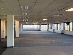 730 Holiday Dr, Pittsburgh, PA to rent Interior Photo- Image 2 of 7