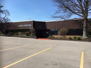 10640-10650 Gateway Blvd, Creve Coeur, MO for rent Building Photo- Image 1 of 3