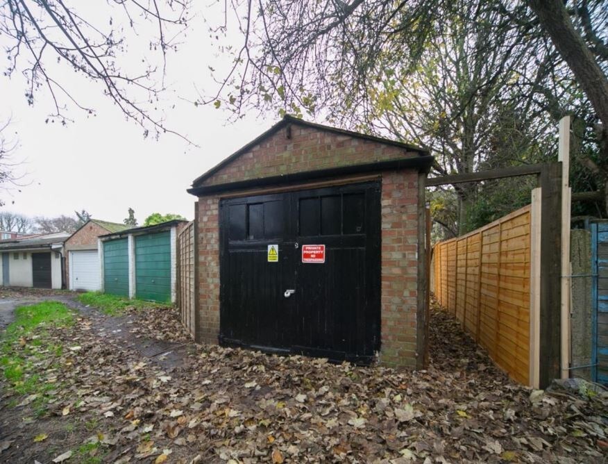 Springvale Ave, Brentford for sale Primary Photo- Image 1 of 1