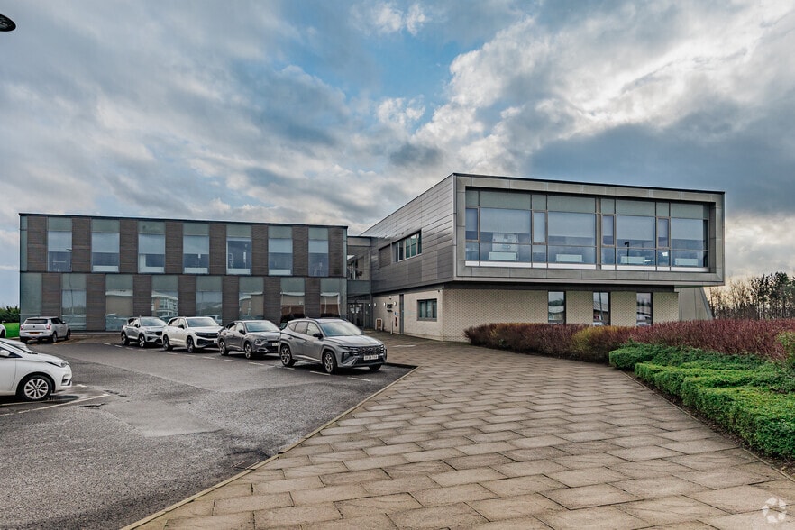 1 Lonmay Rd, Glasgow to rent - Primary Photo - Image 1 of 28