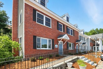 40 S River Rd, Bedford, NH to rent Interior Photo- Image 1 of 20