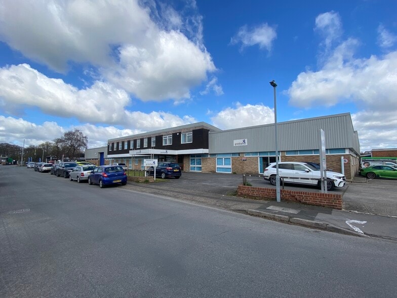 Telford Rd, Salisbury to rent - Building Photo - Image 2 of 3